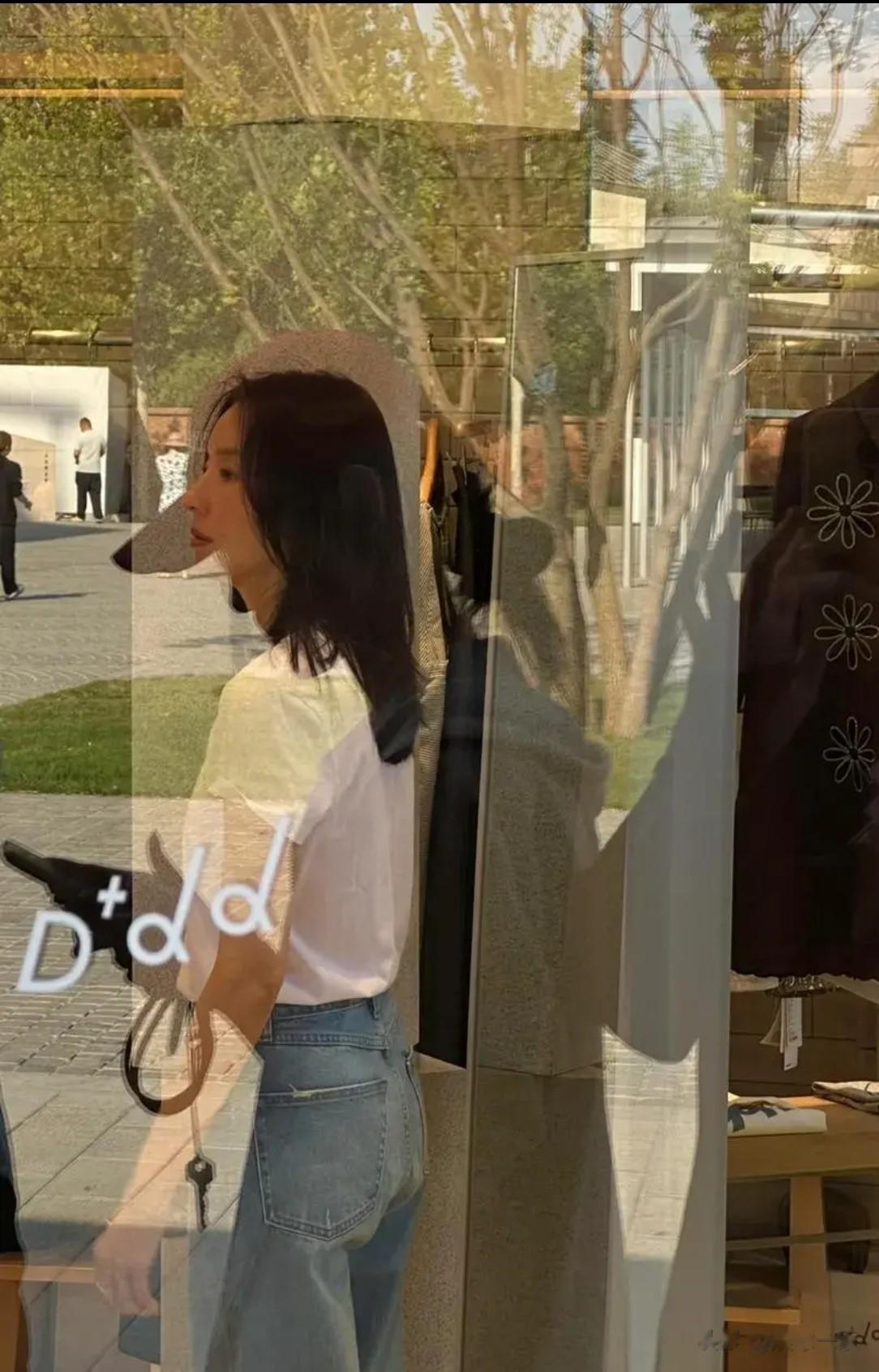 董洁自曝儿子高二，为陪娃今年只拍1部戏！顶顶瘦又高，长胡子了