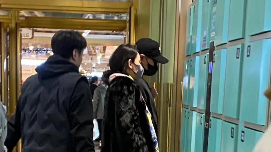 汪峰牵手女友新疆逛街，森林北穿紧身连衣裙显好身材，汪峰好福气