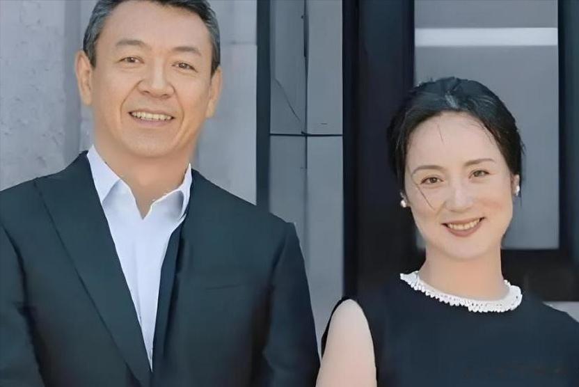 她是著名歌唱家，不惧流言嫁三婚前央视主持丈夫，儿女双全很幸福