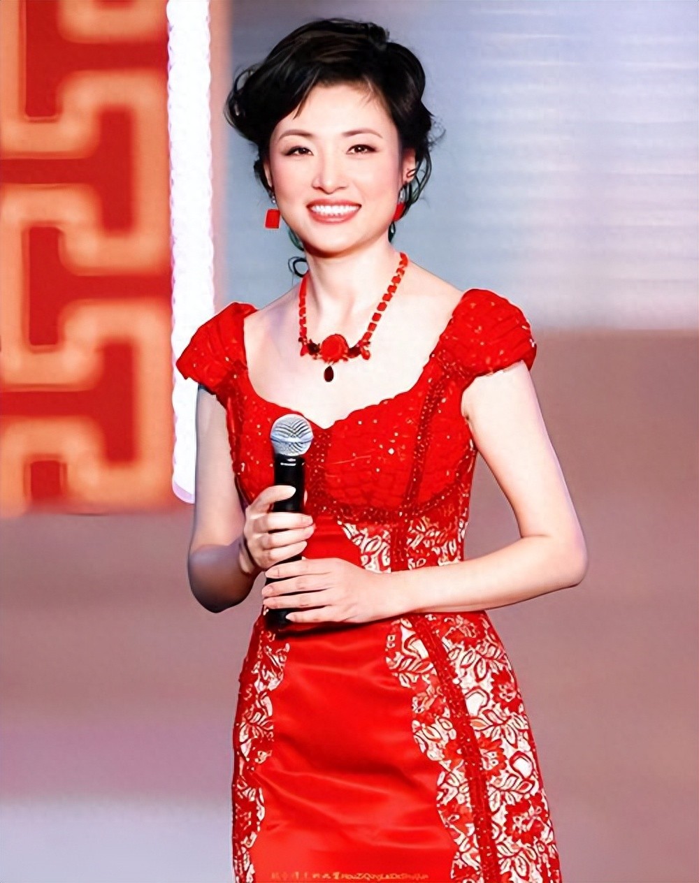 她是“央视一姐”，结婚12年选择离婚，坦然：婚姻给我的尽是痛苦