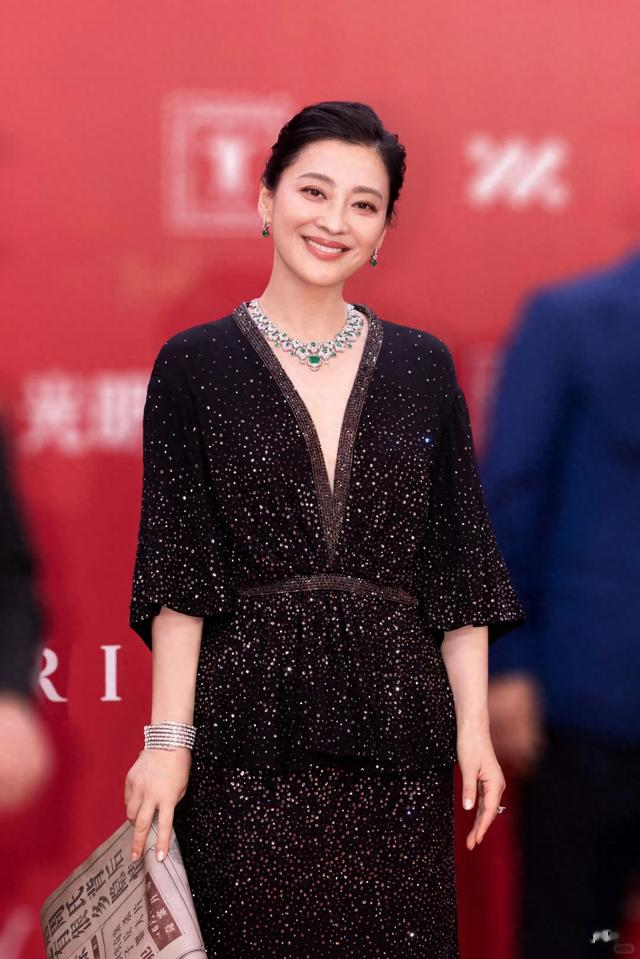 梅婷豪宅内景曝光,墙上挂满名画和照片,地上堆满杂物乱得很真实