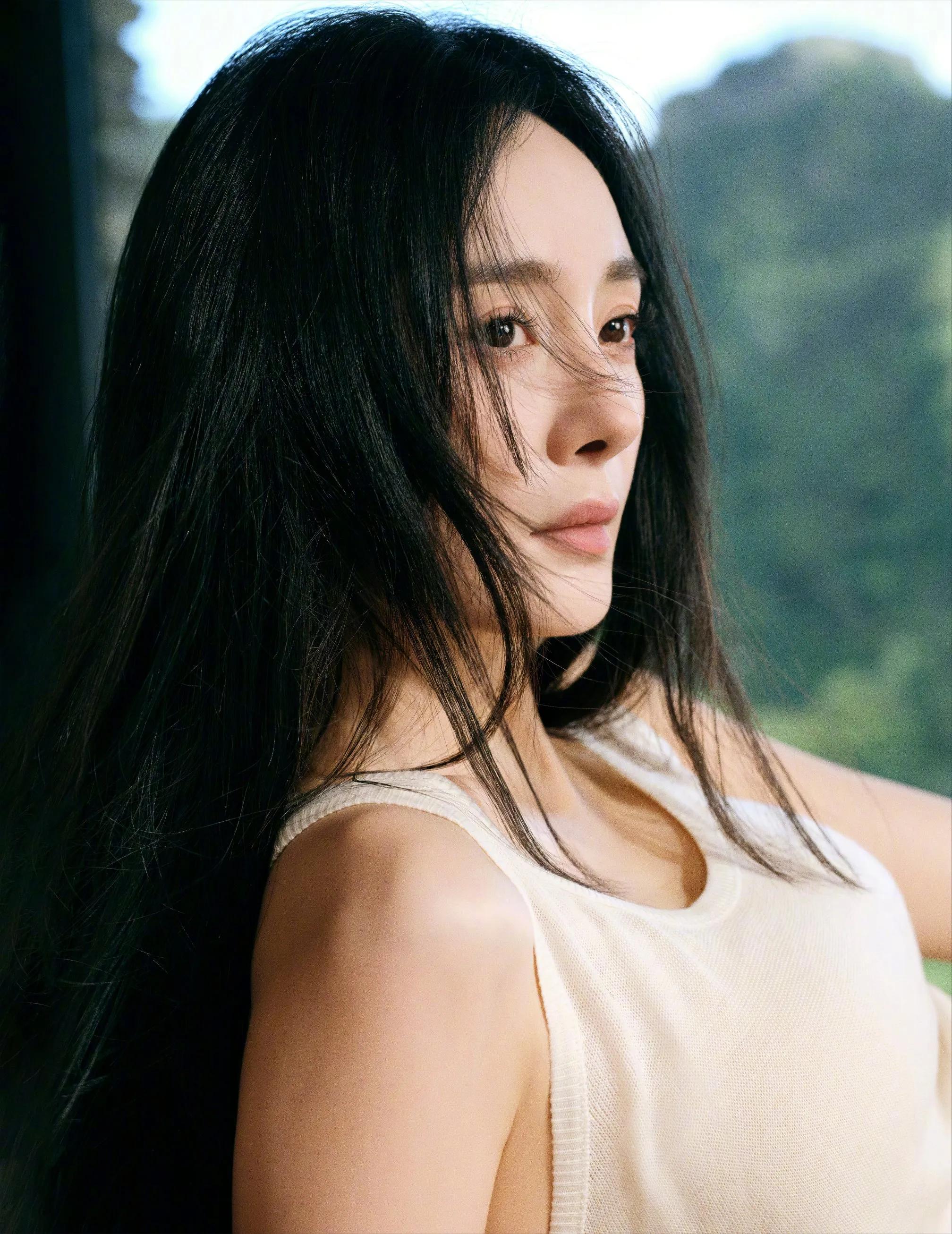 杨幂大道至简,简单的衣服也这么好看