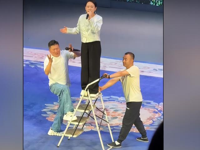 过气明星有多惨:农村走穴,直播卖货被嘲,摆摊还债,体面呢?