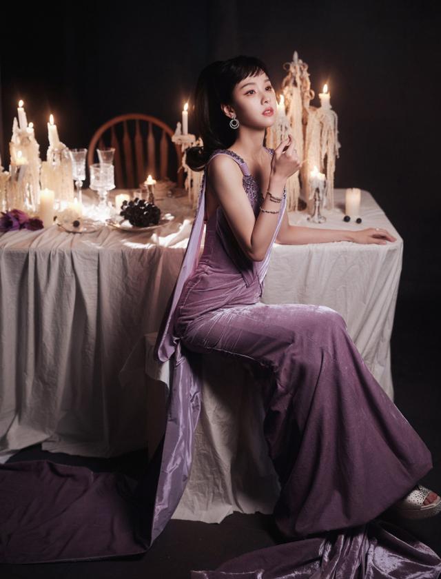 31岁陈都灵带火了夏日赫本风:紫色丝绒长裙+高跟鞋,时髦又减龄