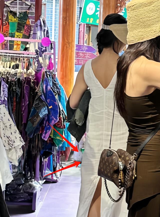 宋茜陈好大理度假！陈好穿V领身材太火辣，买衣服姐妹俩抢着付钱