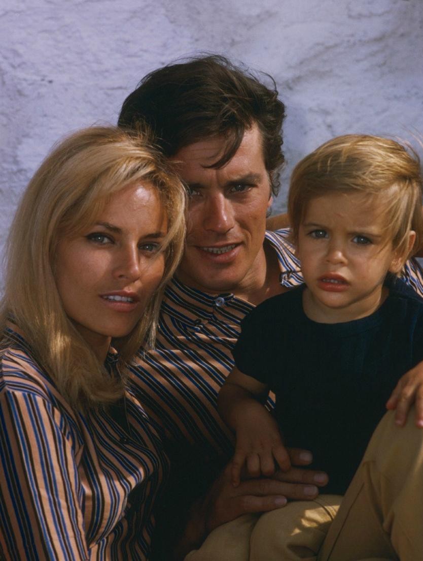 “法兰西太阳神”阿兰德龙:帅得惊为天人,一生靠脸吃饭男女通吃