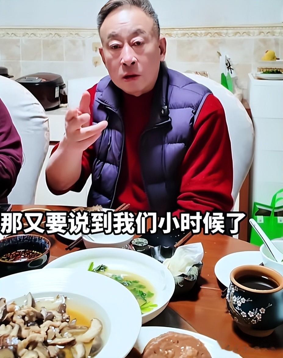 他是上海滑稽名家，前妻嫁给了同事，他娶小 30 岁娇妻，如今怎样了