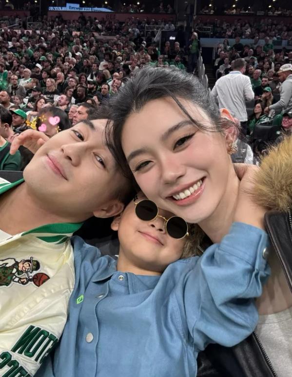 36岁奚梦瑶晒复古大头贴！穿新中式大玩下衣消失，一双腿又白又长