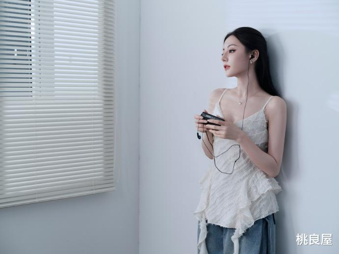 迪丽热巴居家大片：藏在松弛感里的 “元气哲学”