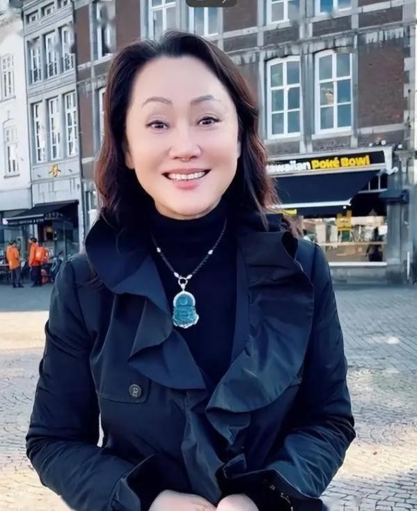 抛弃重病丈夫，甩掉著名导演，55岁再嫁比利时豪门的她现状怎样了