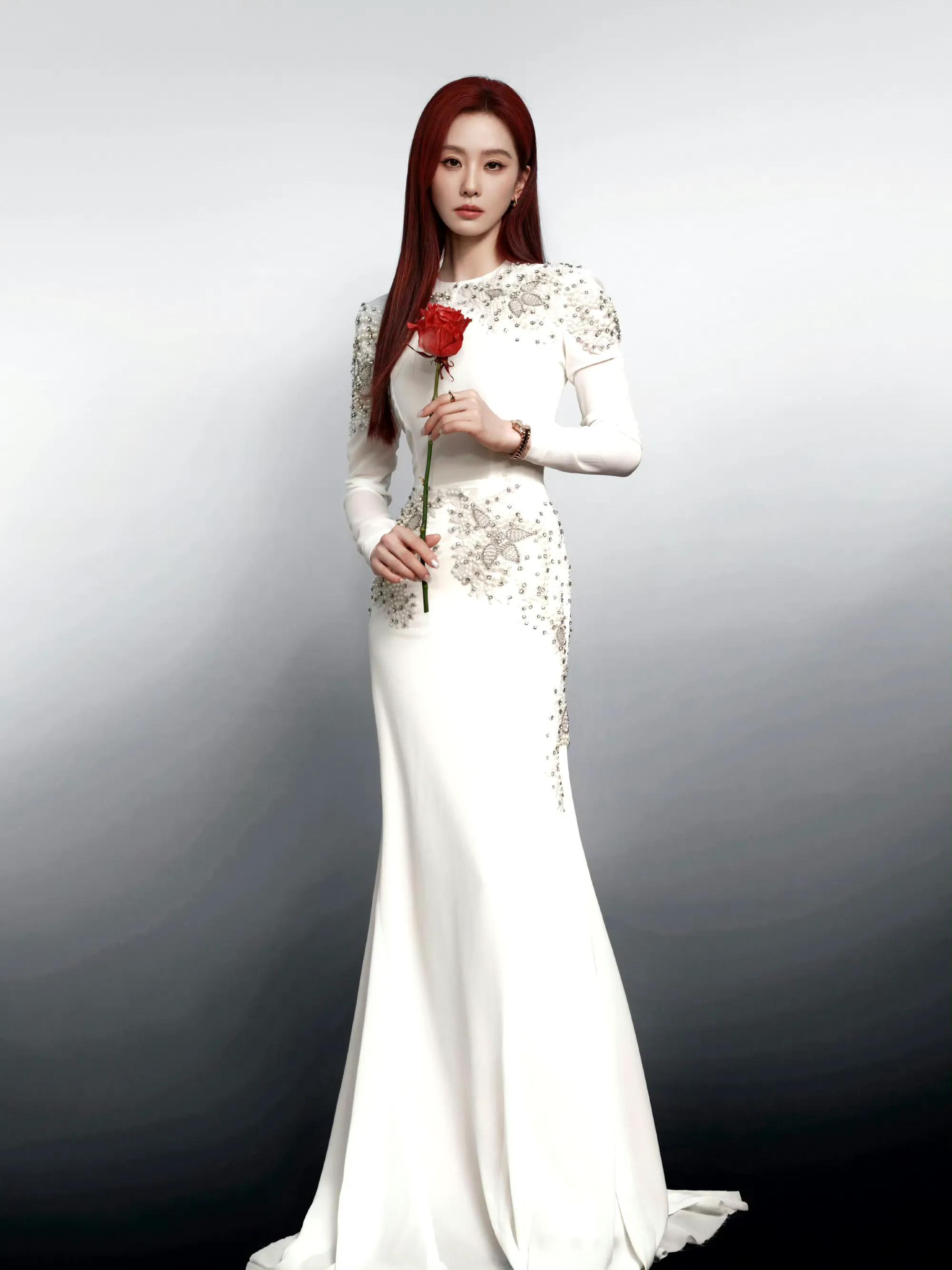 红发刘诗诗,白色合体长裙包裹完美身材,让人美到失语