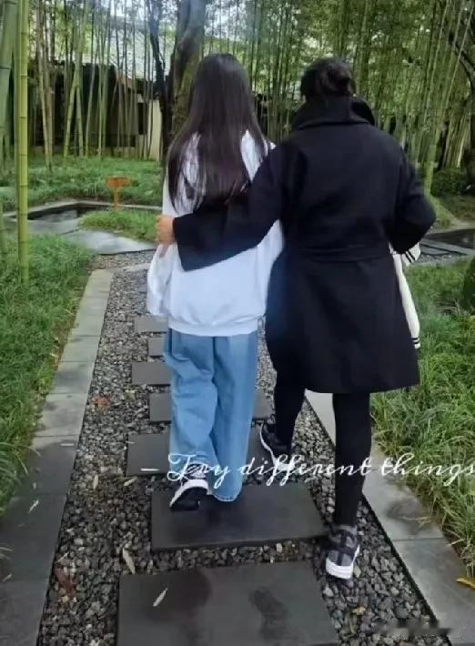 小玥儿和奶奶牵手成都公园，身高比肩张兰，气质像妈妈大S