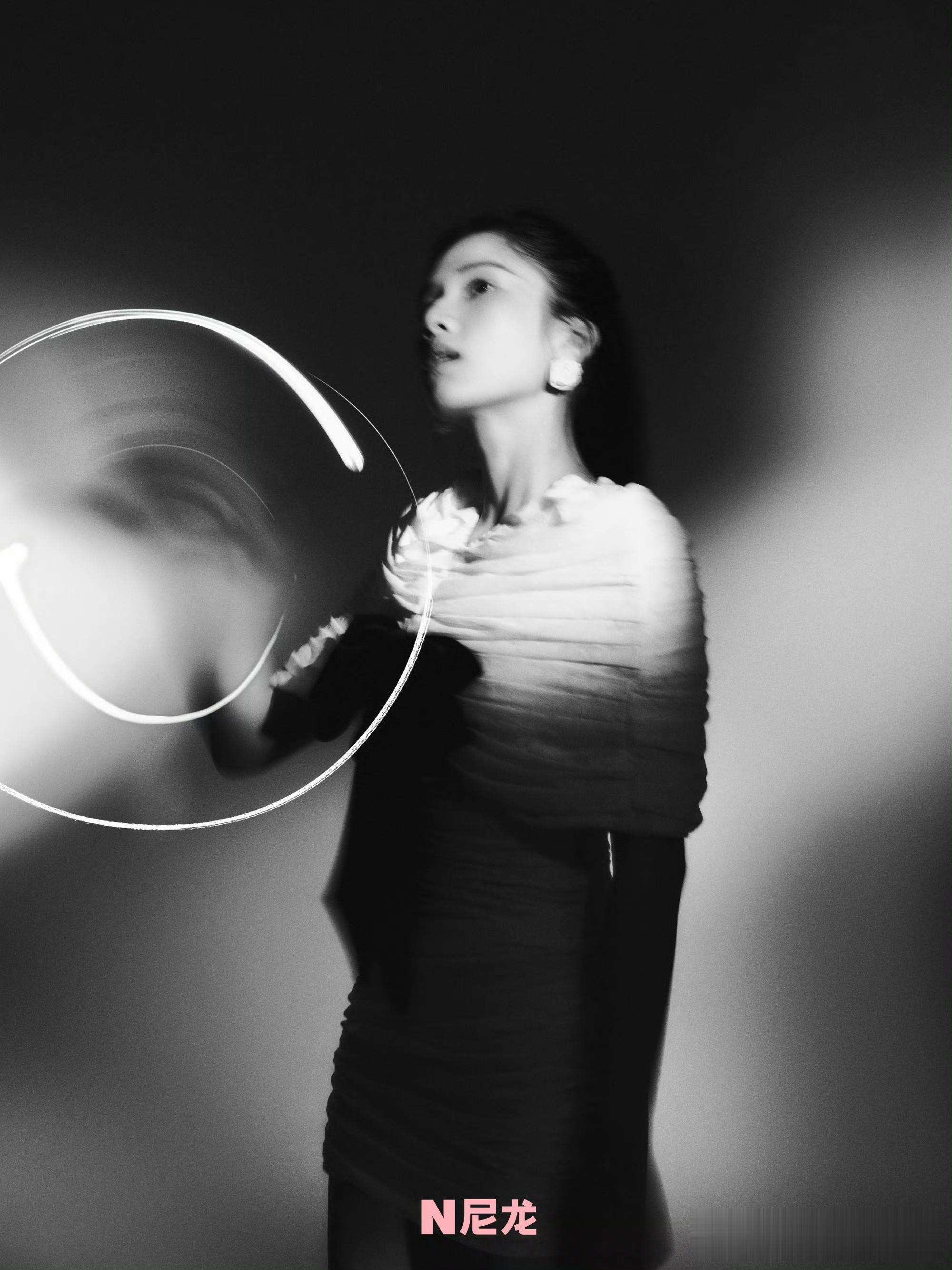 张婧仪《尼龙》:梦境漫游的时尚狂想曲