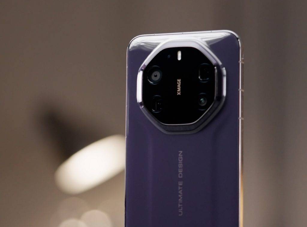 華為 Mate 旗艦新機上手：我們用 20 倍長焦微距，找到了一個小彩蛋