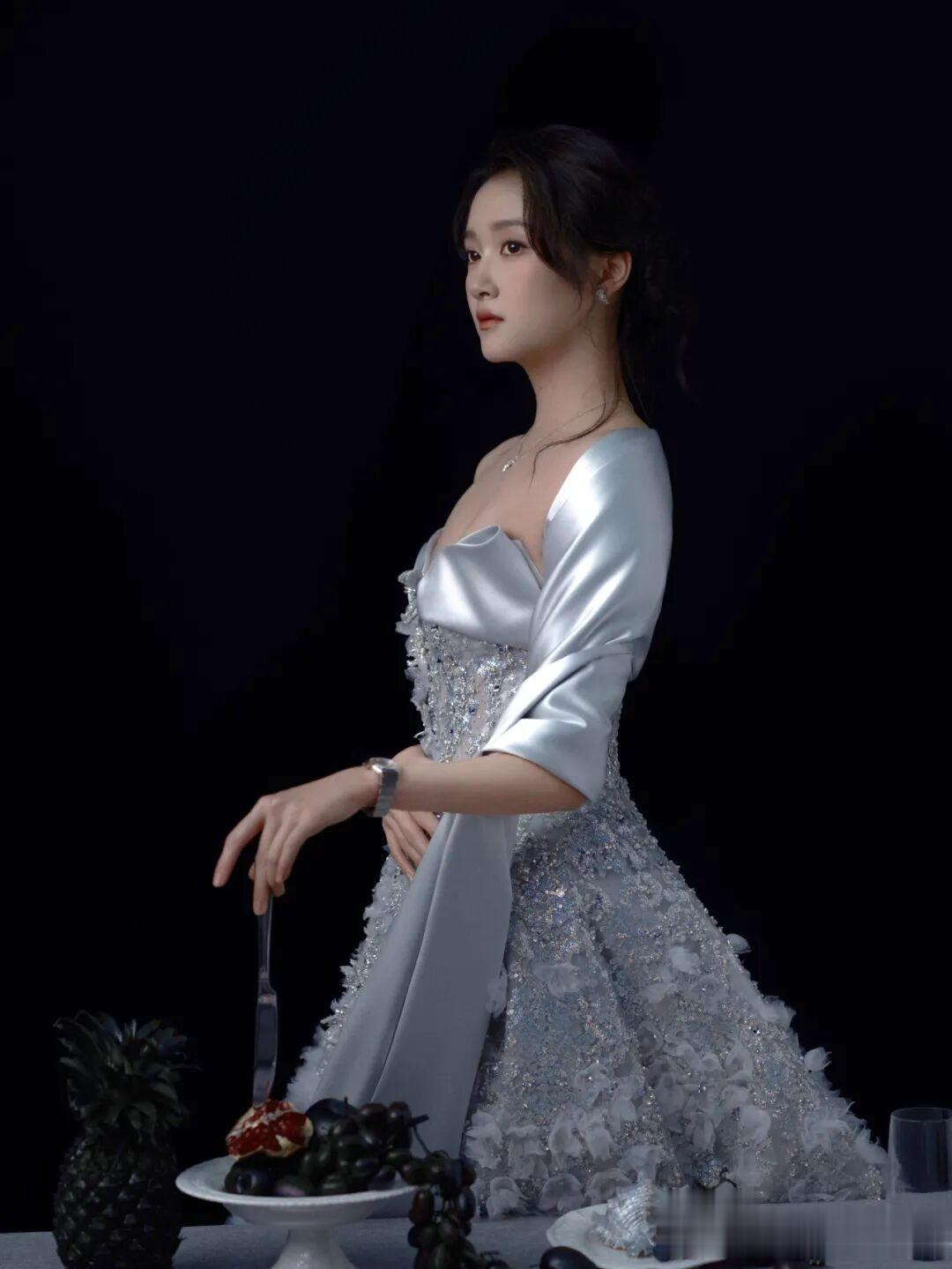 关晓彤银裙写真,魅力无限
