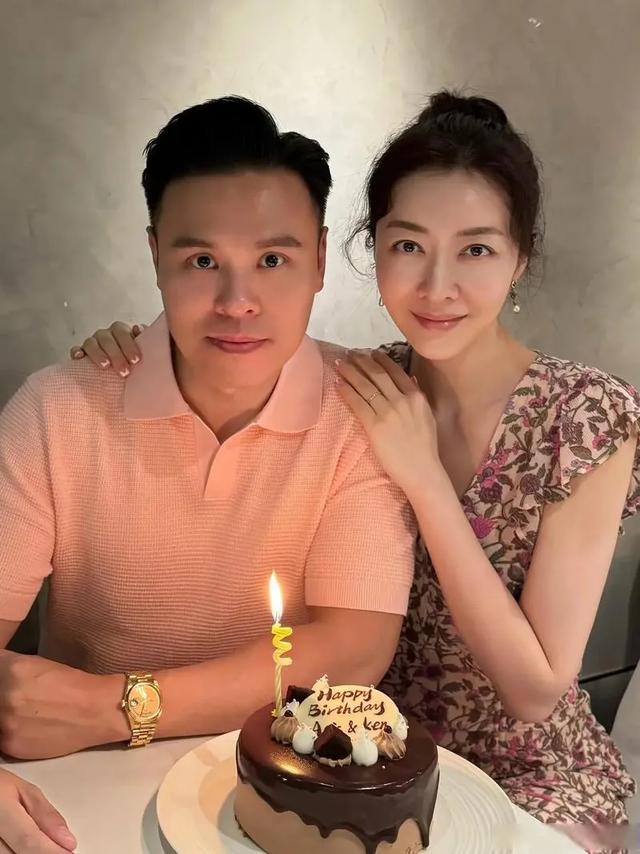 熊黛林跟女儿玩贴脸,富豪丈夫被压着丝毫不恼,俩闺女缺牙很可爱