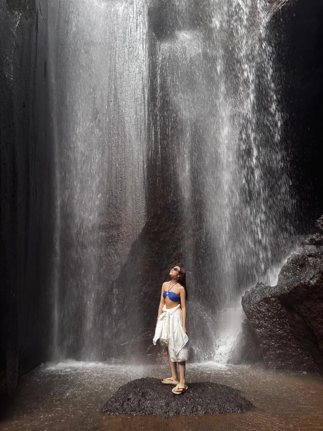 李兰迪分享假期出游照，站在瀑布下，穿蓝色比基尼腹部隐约见腹肌