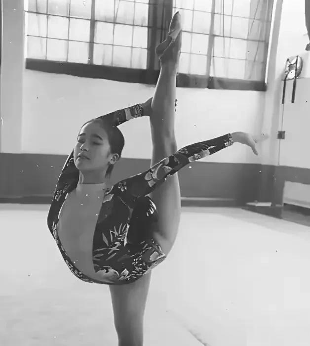 48岁左小青美出新高度!大波浪+蕾丝花边裙,高级时尚,显大长腿