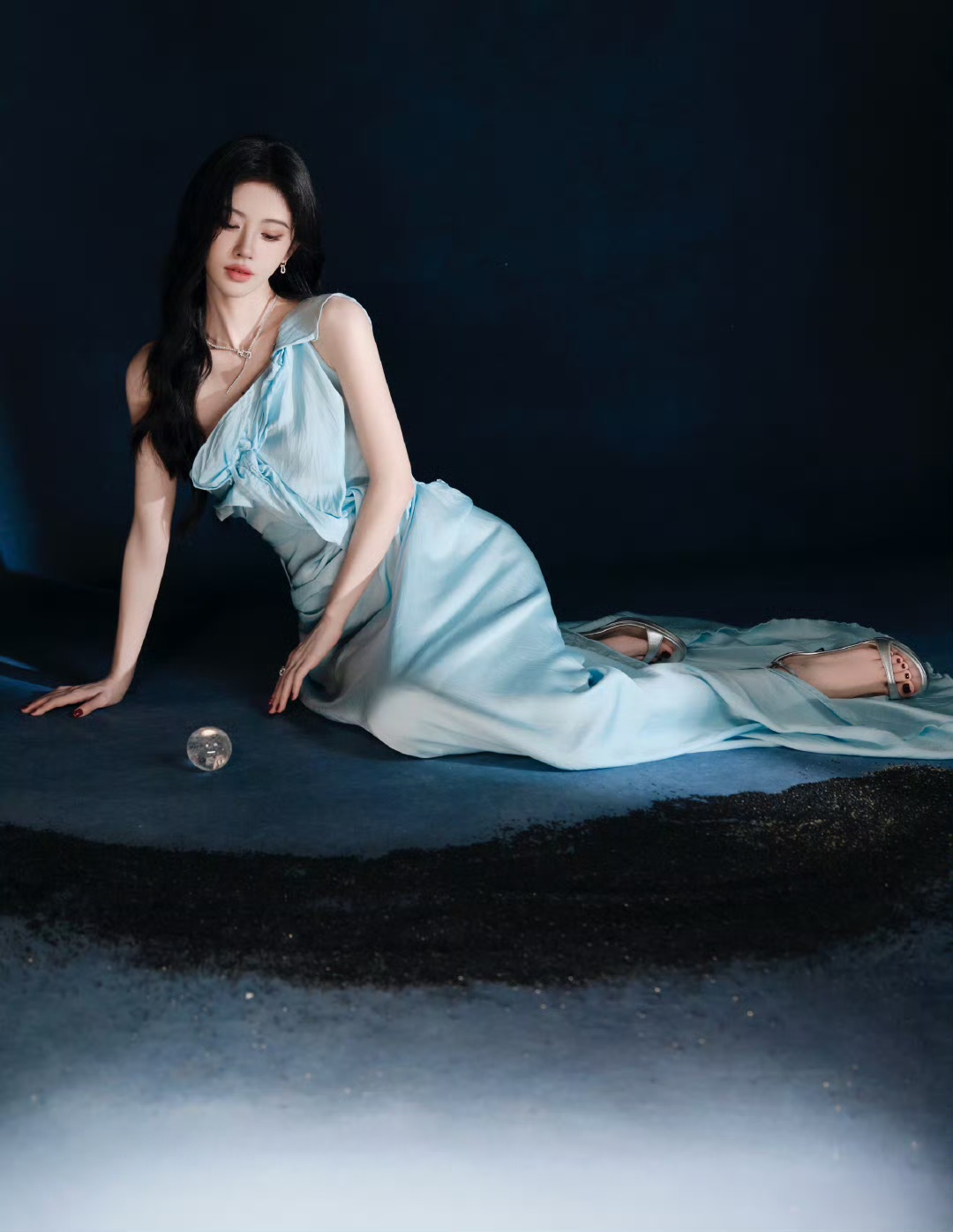 炸穿热搜！鞠婧祎全球首戴未发布顶奢高珠，演绎行走的冰川星河