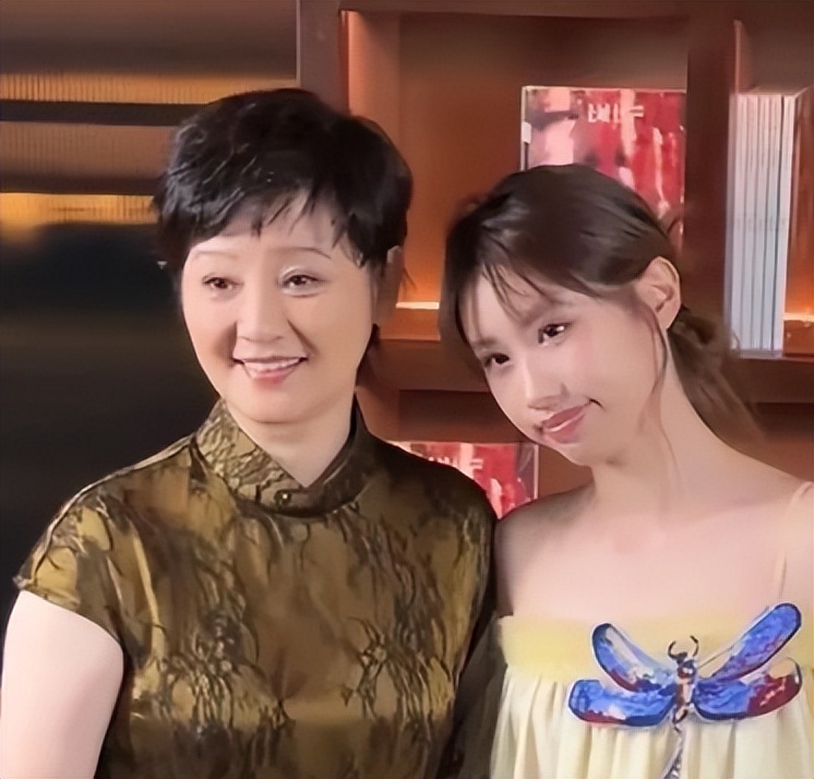 58岁徐帆近照美人迟暮!皮松肉垮老到不敢认,步履蹒跚像走不动路