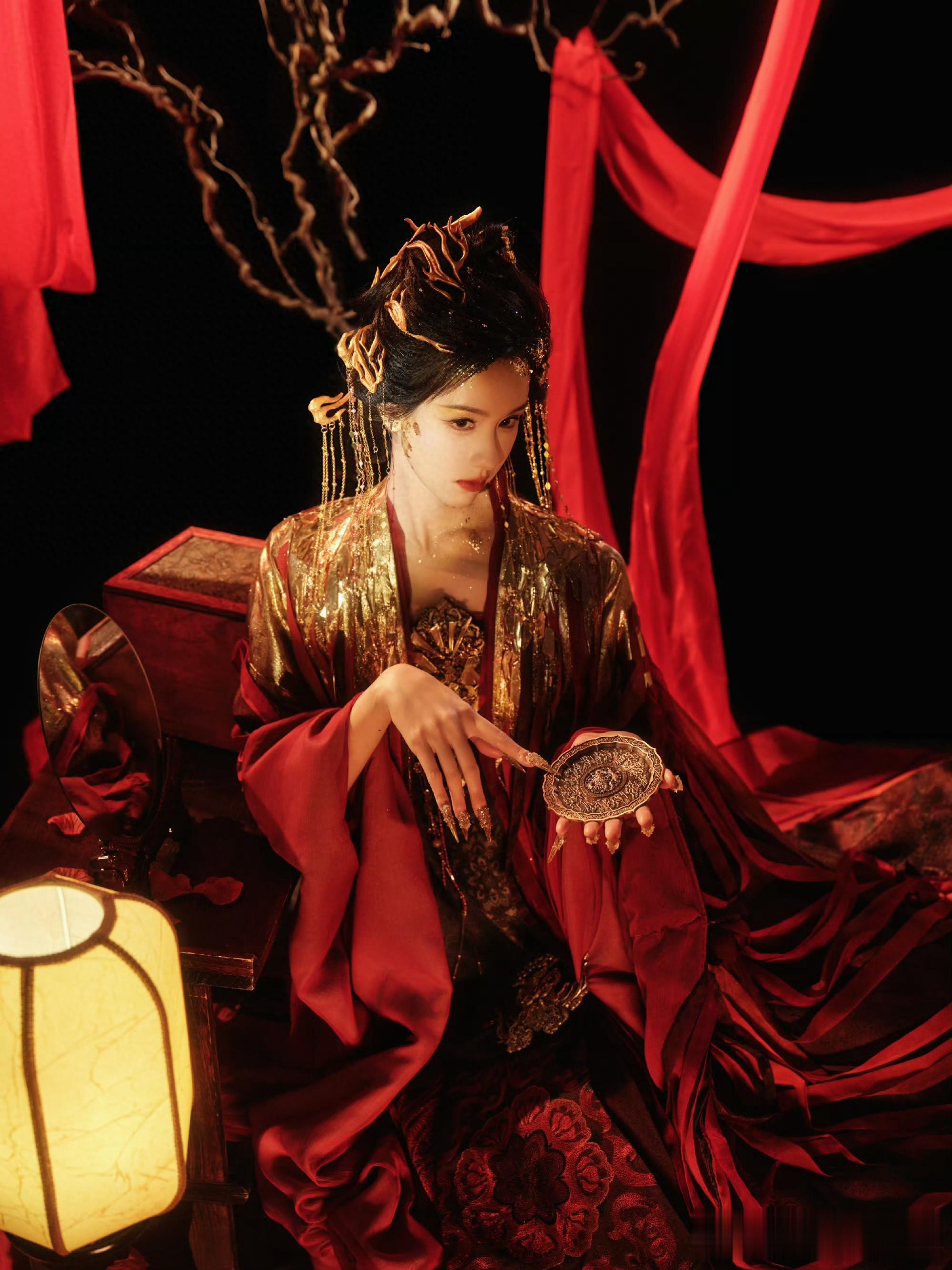 陈都灵《王牌9》镜妖造型封神，红金古风又美又飒太绝了