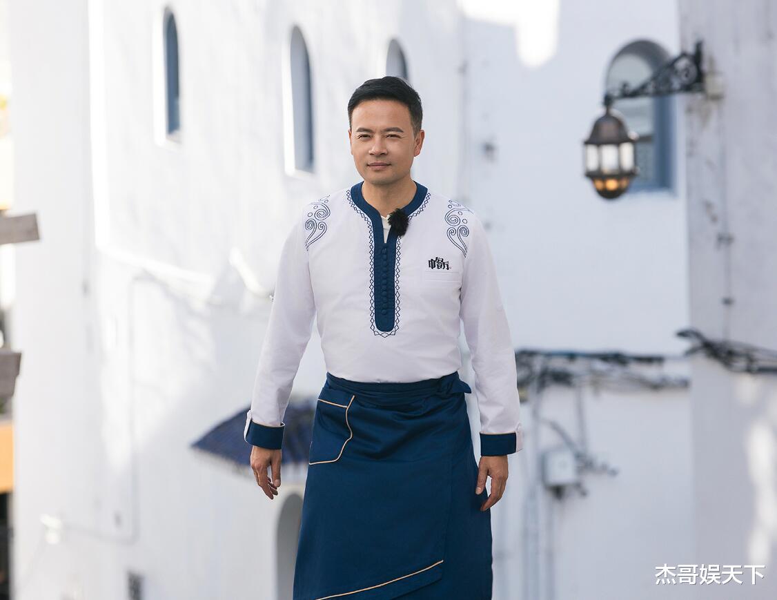 看清岳云鹏带的东西才知道，《中餐厅9》满满的全是剧本