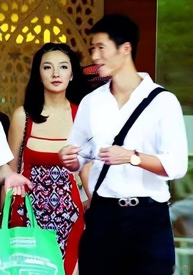 上海美女主持，和奥运冠军恋爱，3年2嫁富豪，如今是奢侈品牌宠儿