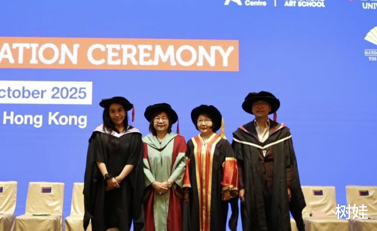 35岁何超盈出席毕业礼,穿上博士袍英气十足,合照与校长站同一排