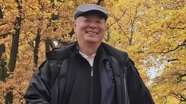 72岁濮存昕近照曝光，两鬓斑白奔跑迟缓老头样，网友差点认不出