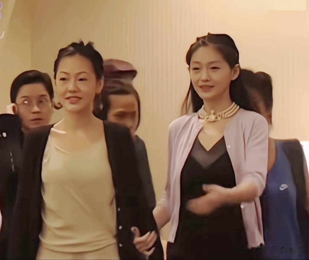 小s官宣复出后，被扒一件睡衣穿八年，曾穿这件睡衣与汪小菲共舞