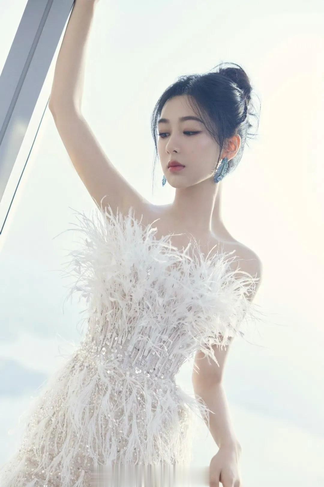 杨紫白色羽毛礼服，精致