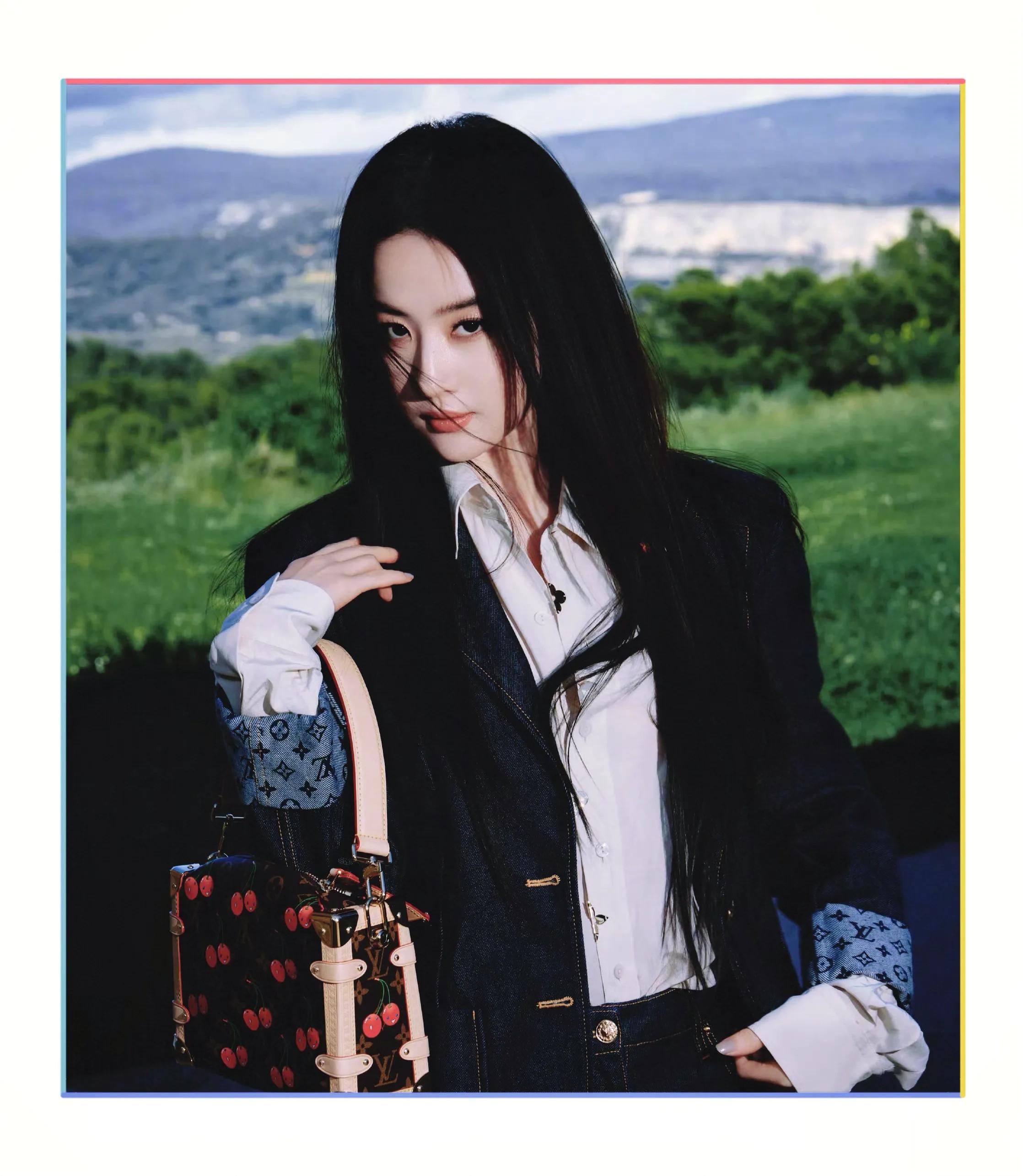 刘亦菲现身阿布扎比观看F1大奖赛，梳高马尾，穿短裙，又美又飒！