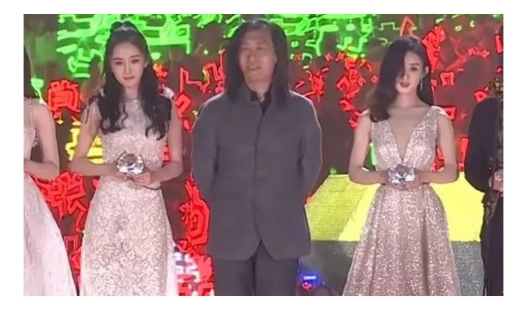 上合电影节上的杨幂，让风评够呛的赵丽颖莫名躺枪！较量已见分晓