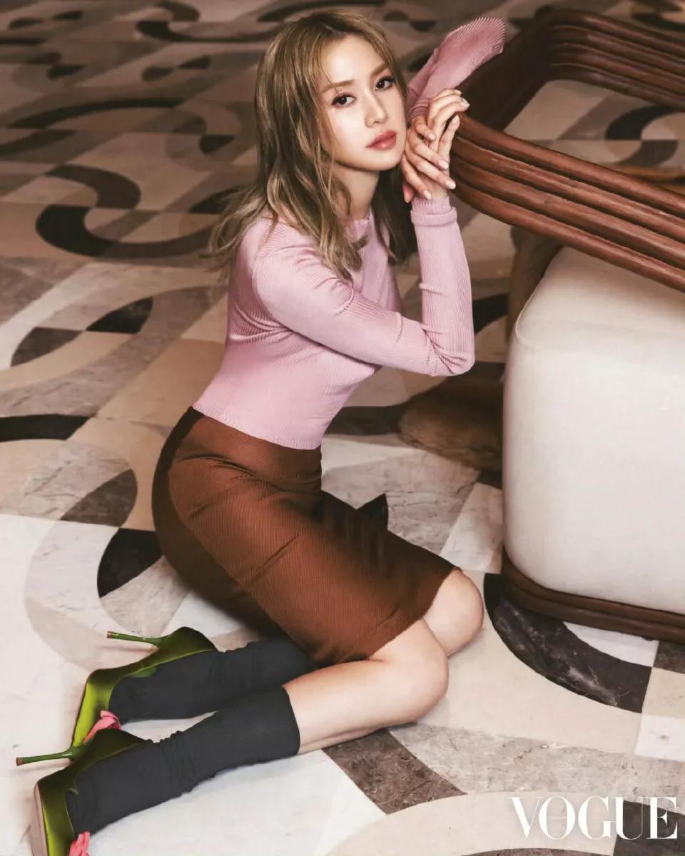 42岁徐子淇登Vogue封面！金发浓妆变化大，李兆基去世后她变自由