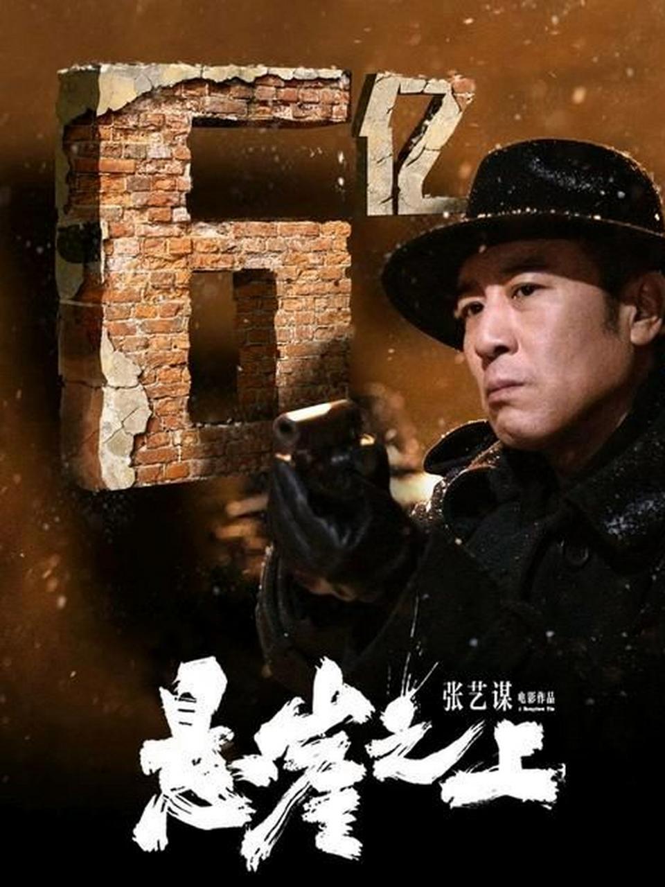 张艺谋周深线下被偶遇，一个穿厚底鞋装嫩，一个满脸笑像小学生