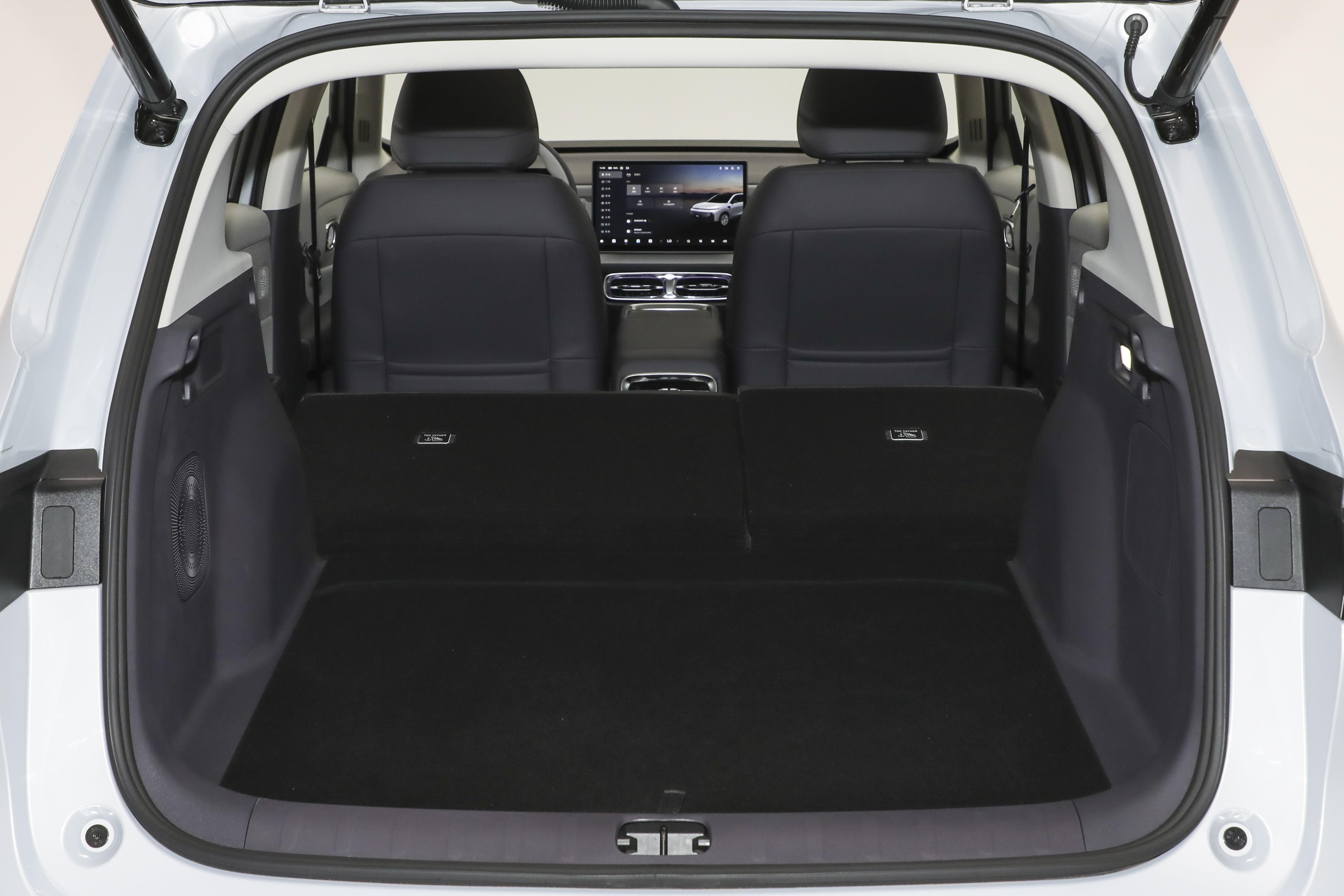 七夕选车指南：零跑 B10 与元 PLUS，哪款更适合你的家庭出行？