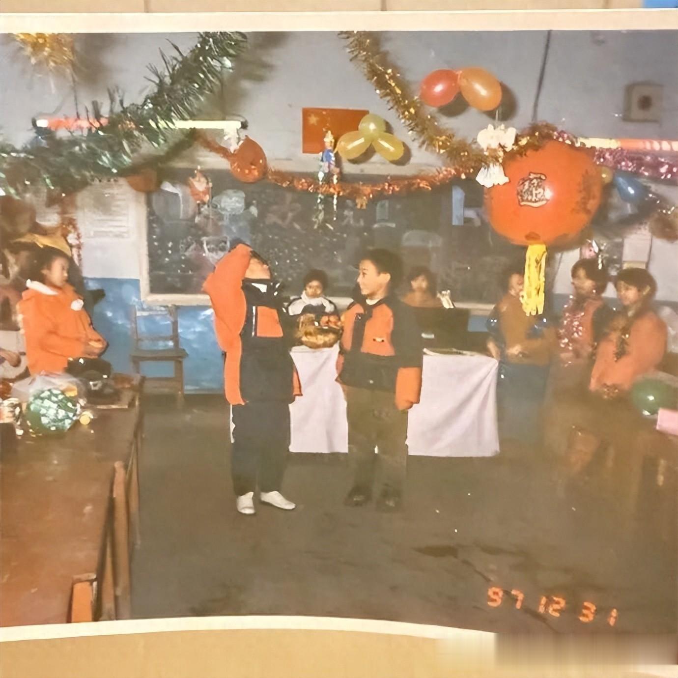 德云社演员晒小学演出照，庆元旦说相声，评论区留言扎心了