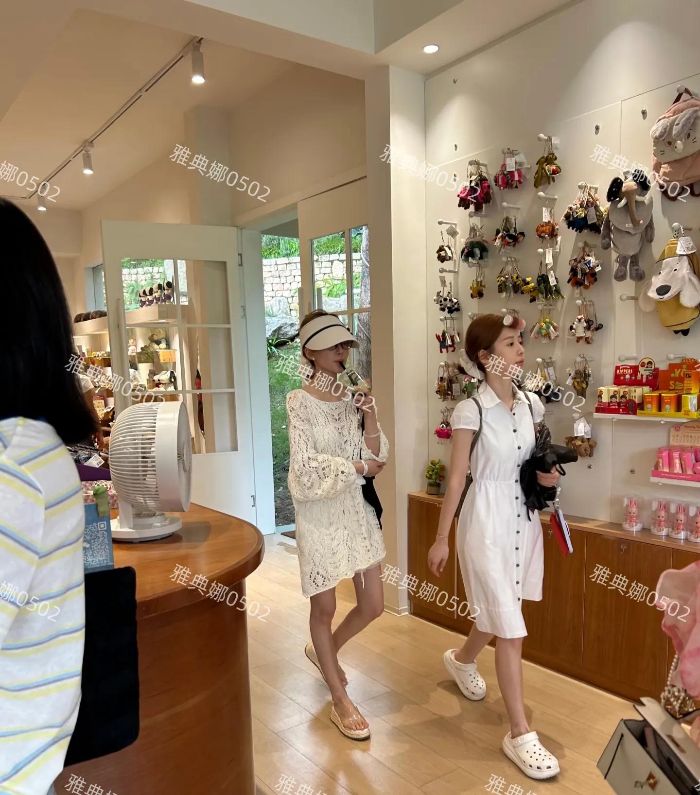 麓湖偶遇赵露思,她真的瘦得皮包骨蹲下来只有小小一团但心情不错