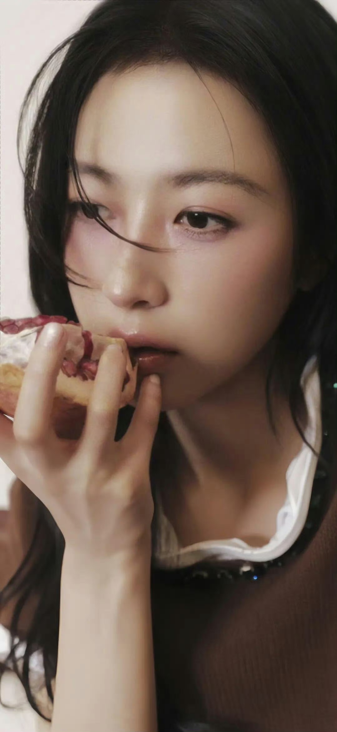 周雨彤杂志写真,太好看了。 ???