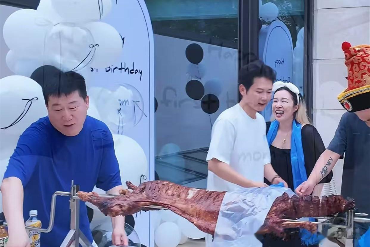 德云社孟鹤堂在家聚会,给妻子庆生,院内烤全羊,张鹤伦亲自上手