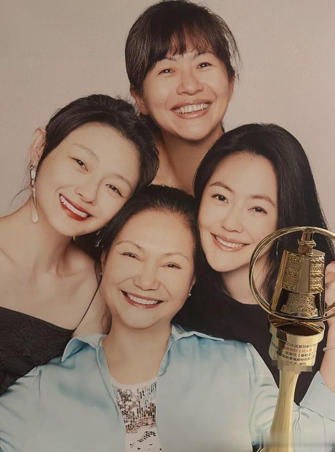 破防了！小S用奖杯补妈妈的心，可大S相框旁的杂物让人心寒！