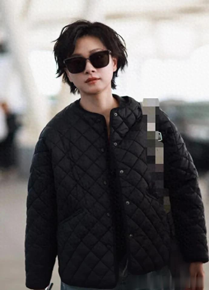 万茜剪了短发后气质大变!穿菱格棉服+牛仔裤走机场,时髦又减龄