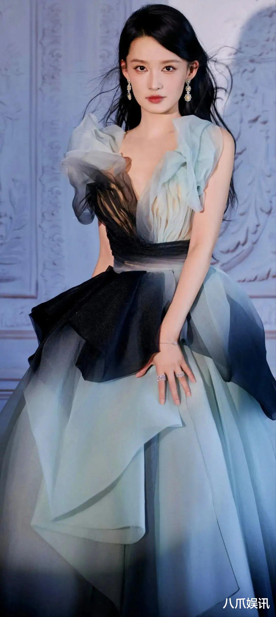 李沁红毯造型爆了!网友吵翻天:清纯女神这次真敢穿?