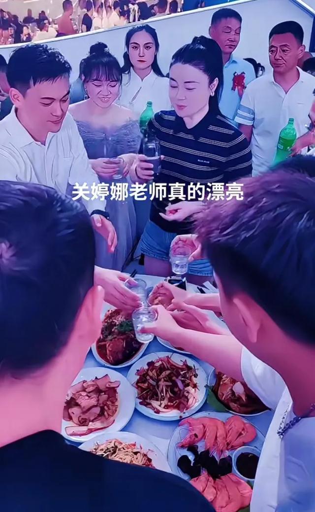 关婷娜回黑龙江老家参加婚礼,当证婚人,穿热裤登台被诟病