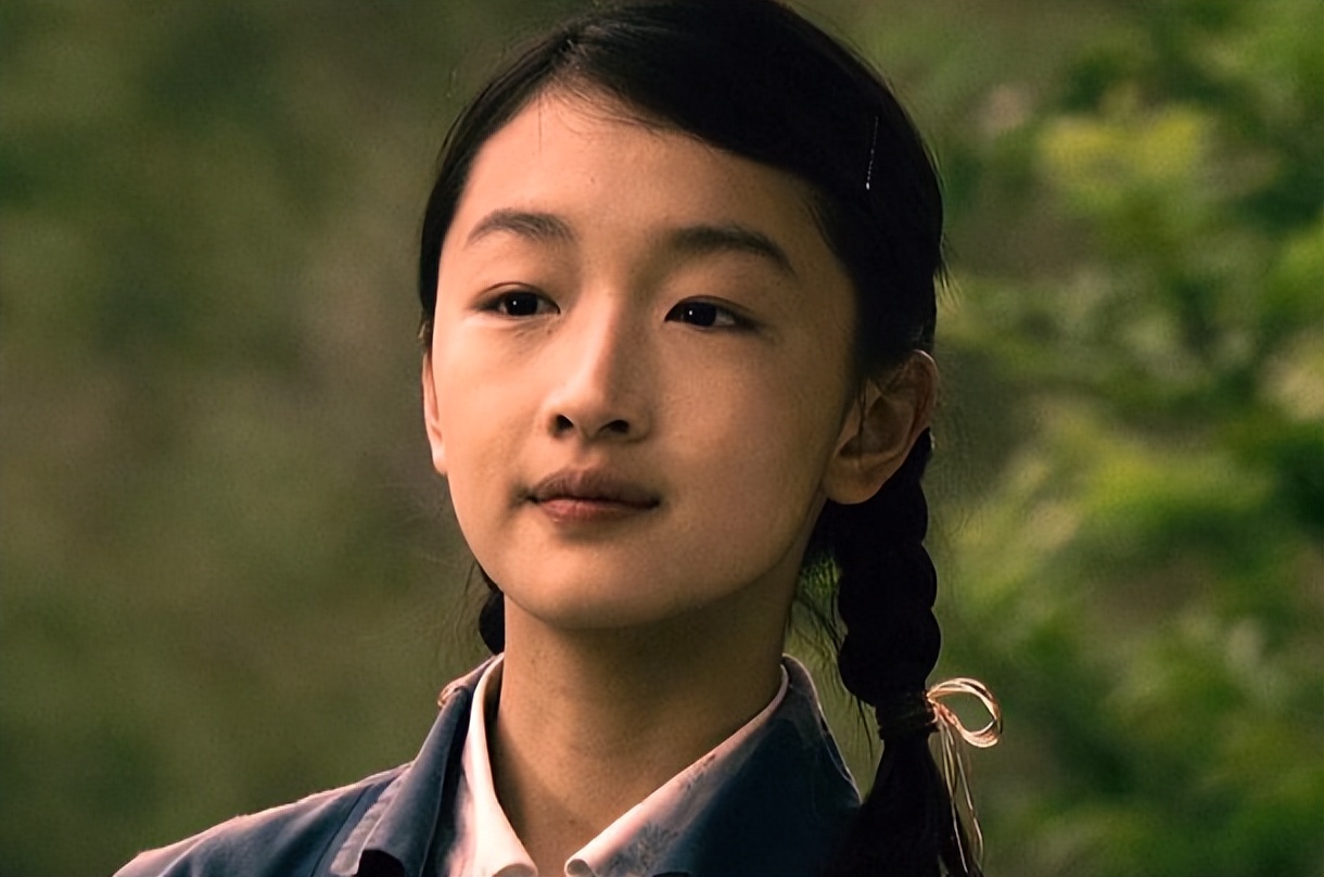 张艺谋也没想到，33岁“争议缠身”的周冬雨，竟走上一条上坡路