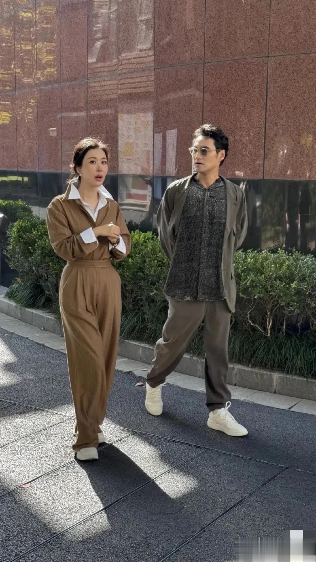 田朴珺与袁弘现身上海44岁田朴珺身材发福腰胯好宽一点都不好看