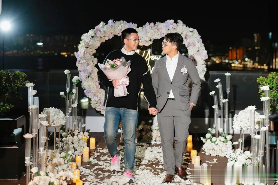 34岁新闻男主播宣布与同性密友订婚，拍拖6年情定终生：我愿意！