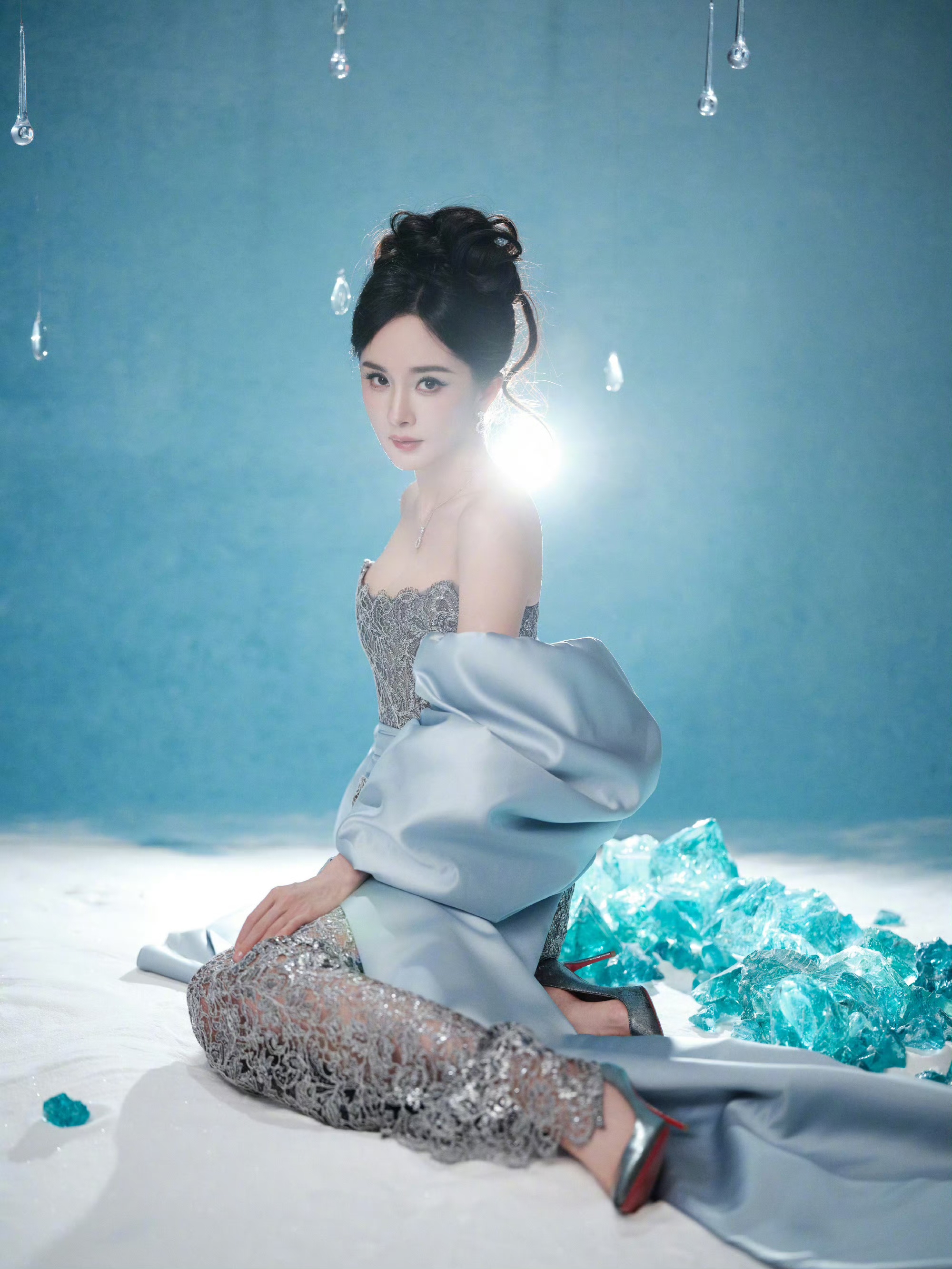 杨幂亮相丝塔芙活动，鎏金蕾丝蓝裙配低盘发，化身优雅美人鱼