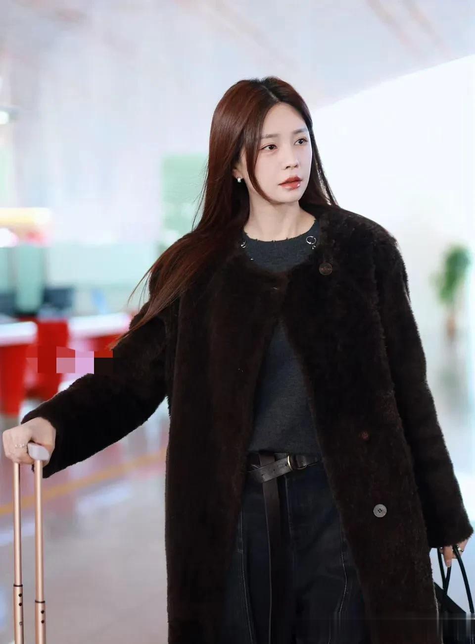 沈梦辰真是穿搭高手！深棕圆领大衣+灰色针织衫+阔腿裤 高级又洋气