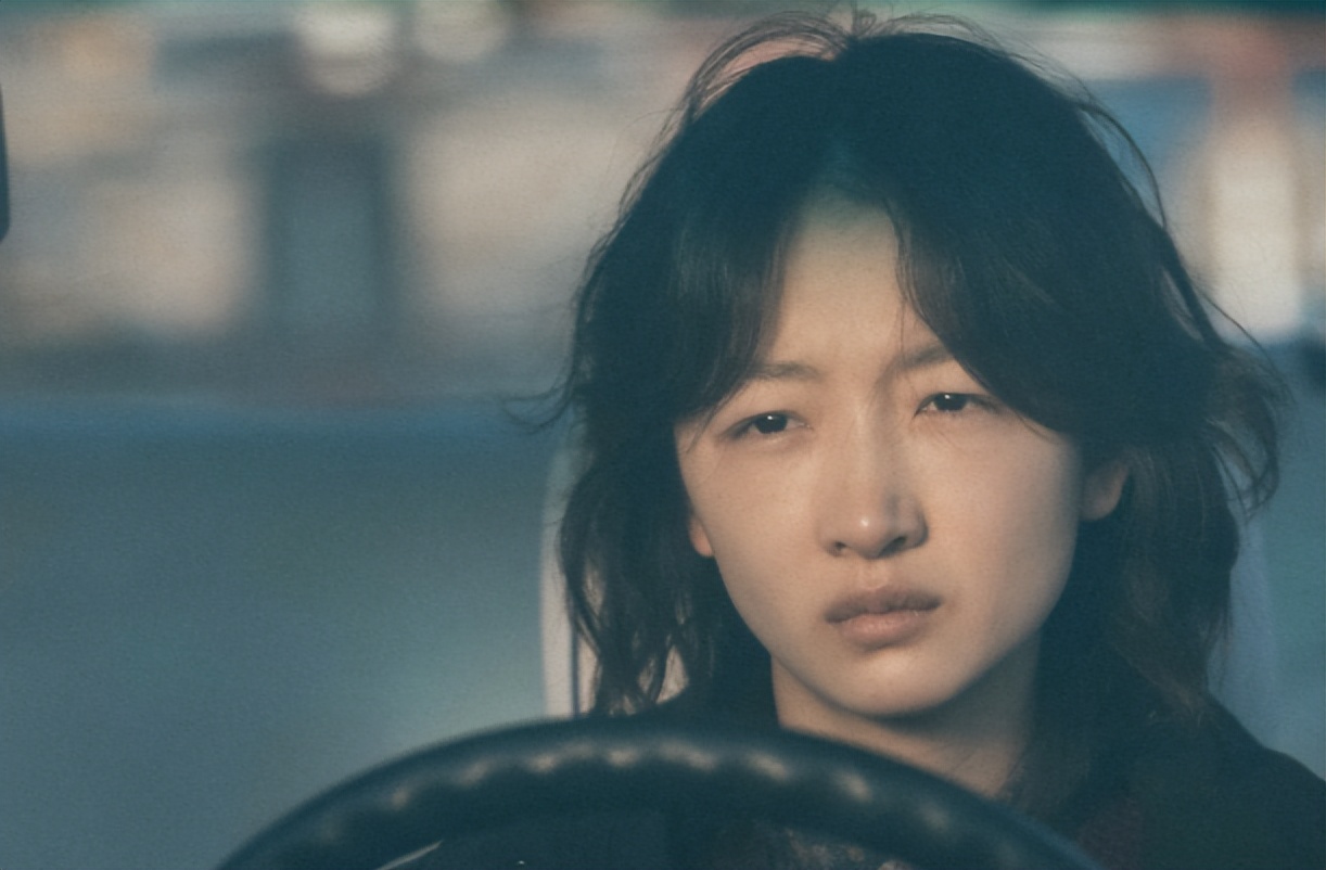 张艺谋也没想到，33岁“争议缠身”的周冬雨，竟走上一条上坡路